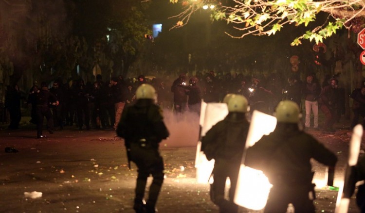 Συνελήφθησαν ανήλικοι με μολότοφ στο Θησείο 3