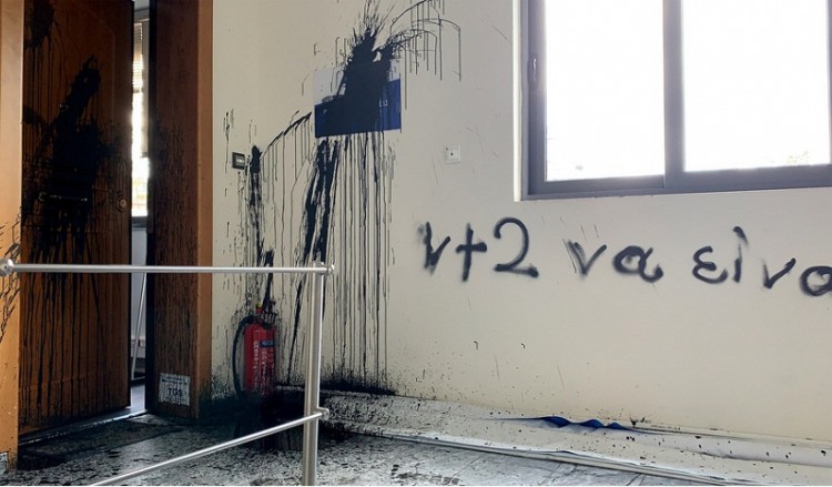 Επίθεση με μπογιές στο πολιτικό γραφείο της Νίκης Κεραμέως