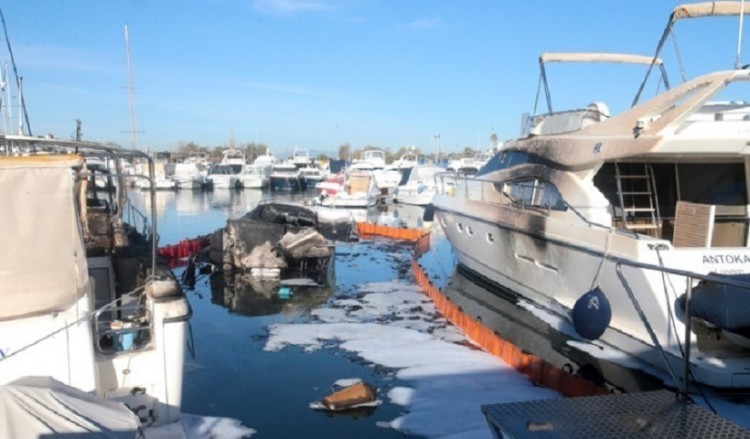 Κάηκαν σκάφη στη μαρίνα Γλυφάδας