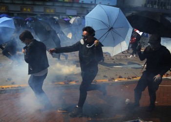 Χονγκ Κονγκ: Ταμπουρωμένοι στο Πολυτεχνείο οι διαδηλωτές, για τρίτη μέρα