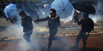 Χονγκ Κονγκ: Ταμπουρωμένοι στο Πολυτεχνείο οι διαδηλωτές, για τρίτη μέρα