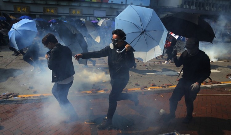 Χονγκ Κονγκ: Ταμπουρωμένοι στο Πολυτεχνείο οι διαδηλωτές, για τρίτη μέρα