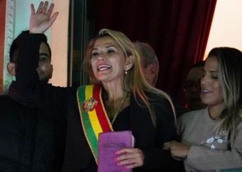 Η Τζανίνε Άνιες αυτοανακηρύχθηκε πρόεδρος της Βολιβίας