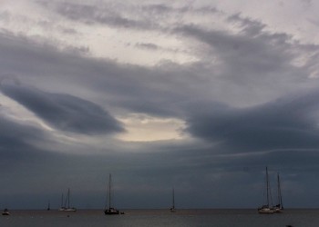 Νεφώσεις στα δυτικά και σποραδικές βροχές στο Ιόνιο σήμερα