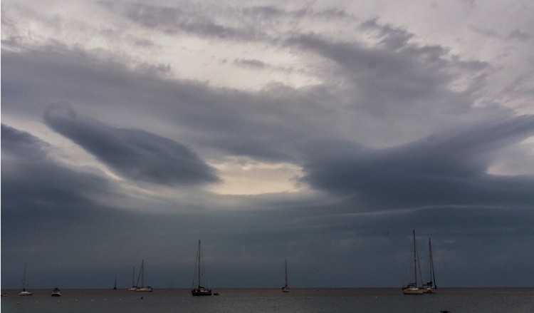 Νεφώσεις στα δυτικά και σποραδικές βροχές στο Ιόνιο σήμερα