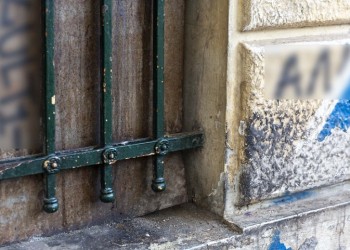 Επιχείρηση της Αστυνομίας τώρα σε κατάληψη κοντά στο Οικονομικό Πανεπιστήμιο