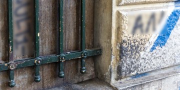 Επιχείρηση της Αστυνομίας τώρα σε κατάληψη κοντά στο Οικονομικό Πανεπιστήμιο