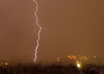 Περισσότεροι από 1.200 κεραυνοί έπεσαν σήμερα σε Αττική και Βοιωτία (βίντεο)