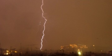 Περισσότεροι από 1.200 κεραυνοί έπεσαν σήμερα σε Αττική και Βοιωτία (βίντεο)