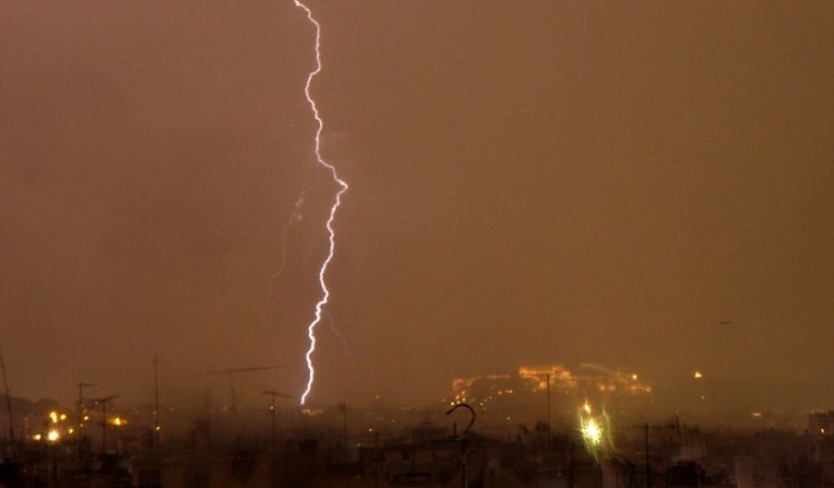 Περισσότεροι από 1.200 κεραυνοί έπεσαν σήμερα σε Αττική και Βοιωτία (βίντεο)