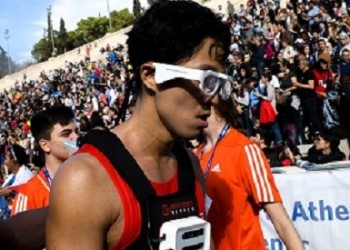 Τυφλός δρομέας τερμάτισε στον 37o Μαραθώνιο με τη βοήθεια της τεχνολογίας