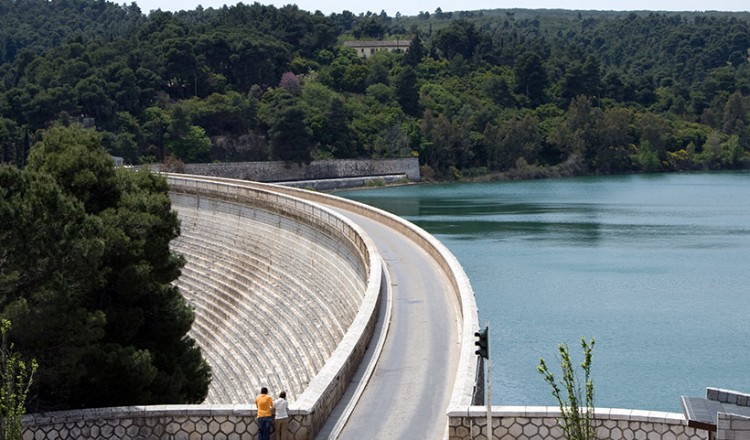 «90 χρόνια Φράγμα Μαραθώνα»: Ένα αρχείο δείχνει τη δύναμή του