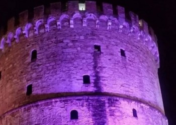 Ο Λευκός Πύργος έγινε μωβ για τα πρόωρα μωρά
