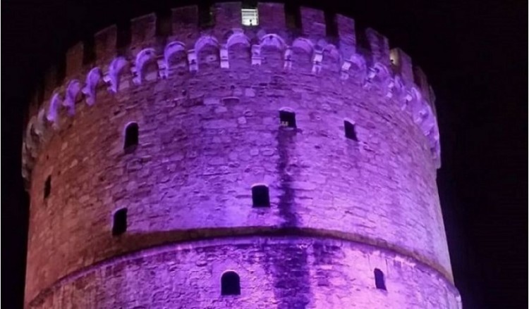 Ο Λευκός Πύργος έγινε μωβ για τα πρόωρα μωρά