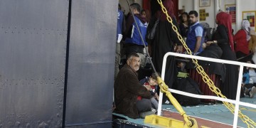 Πρόσφυγες και μετανάστες μεταφέρθηκαν από τα νησιά στον Πειραιά