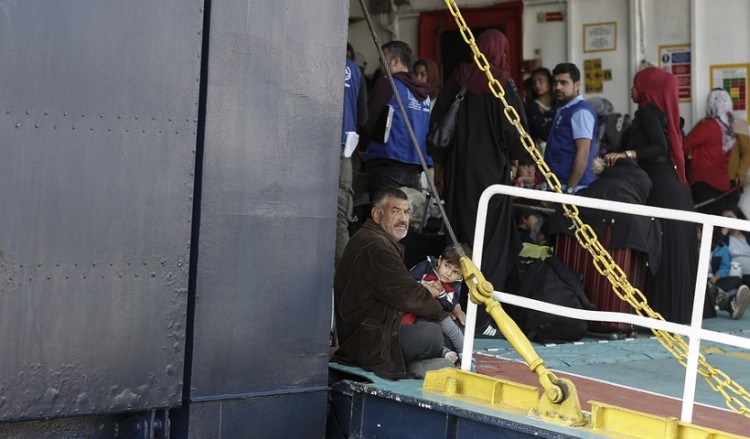 Πρόσφυγες και μετανάστες μεταφέρθηκαν από τα νησιά στον Πειραιά