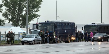 Ένταση στην Παραλίμνη Γιαννιτσών: Κάτοικοι αντέδρασαν στη μεταφορά μεταναστών