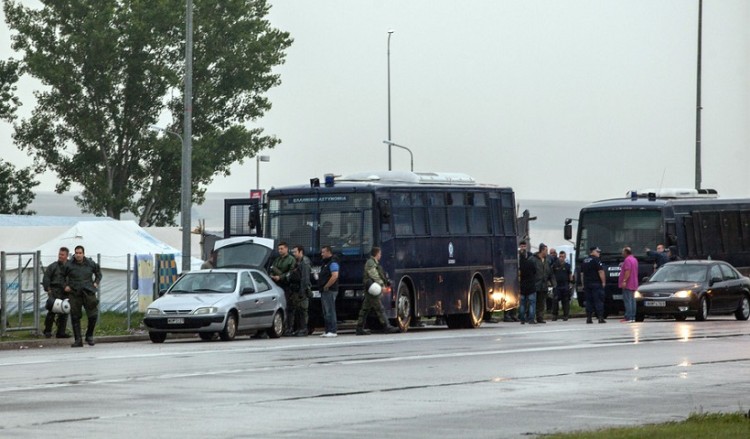 Ένταση στην Παραλίμνη Γιαννιτσών: Κάτοικοι αντέδρασαν στη μεταφορά μεταναστών