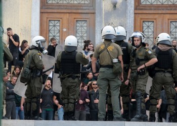 Πετροπόλεμος και χημικά μέσα και έξω από την ΑΣΟΕΕ (βίντεο)