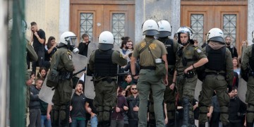 Πετροπόλεμος και χημικά μέσα και έξω από την ΑΣΟΕΕ (βίντεο)