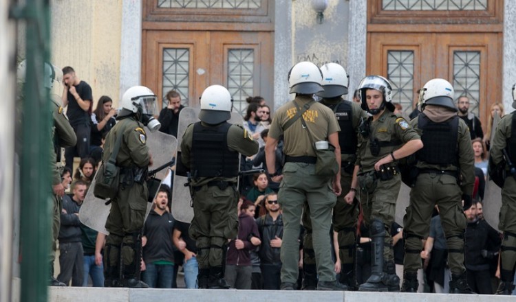 Πετροπόλεμος και χημικά μέσα και έξω από την ΑΣΟΕΕ (βίντεο)