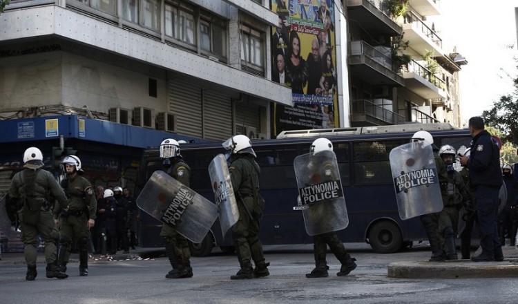 Επεισόδια στην ΑΣΟΕΕ – Τα ΜΑΤ μέσα στο κτήριο (βίντεο)