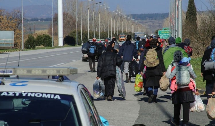 Αντιδράσεις σε Γιαννιτσά και Σέρρες κατά τη μεταφορά μεταναστών σε ξενοδοχεία (βίντεο)