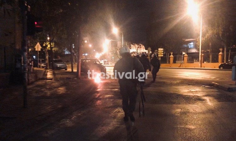 Θεσσαλονίκη: Πάρτι με μολότοφ κατά των ΜΑΤ (βίντεο)