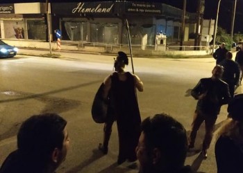Κάτοικοι της Νάουσας διαμαρτύρονται για την άφιξη προσφύγων και μεταναστών