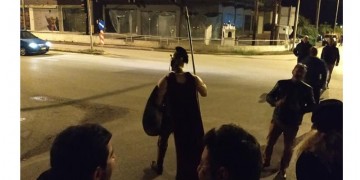 Κάτοικοι της Νάουσας διαμαρτύρονται για την άφιξη προσφύγων και μεταναστών