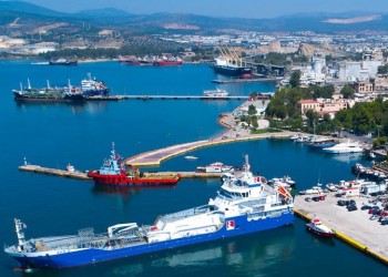 Θαλάσσια ρύπανση από ρυμουλκό στην Ελευσίνα