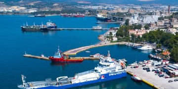 Θαλάσσια ρύπανση από ρυμουλκό στην Ελευσίνα