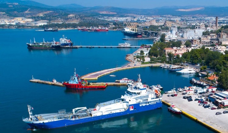 Θαλάσσια ρύπανση από ρυμουλκό στην Ελευσίνα