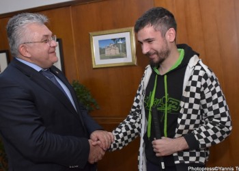 Ο πρύτανης του ΑΠΘ συναντήθηκε με τον Αργύρη Κουμτζή, τον αριστούχο φοιτητή χωρίς όραση