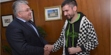 Ο πρύτανης του ΑΠΘ συναντήθηκε με τον Αργύρη Κουμτζή, τον αριστούχο φοιτητή χωρίς όραση