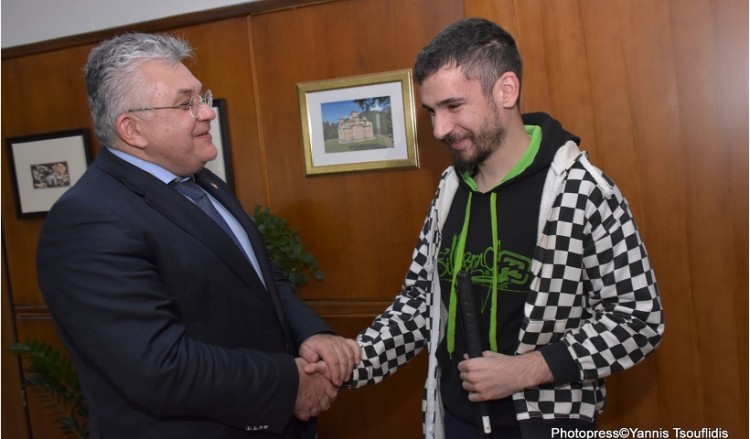 Ο πρύτανης του ΑΠΘ συναντήθηκε με τον Αργύρη Κουμτζή, τον αριστούχο φοιτητή χωρίς όραση