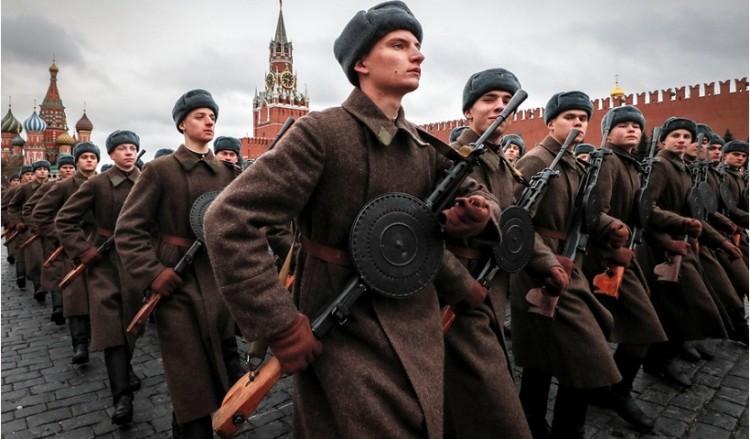 Κόκκινη Πλατεία: Οι Ρώσοι τίμησαν την ιστορική παρέλαση της 7ης Νοεμβρίου 1941