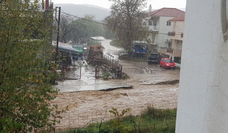 Θάσος: Δραματική η κατάσταση λόγω της συνεχιζόμενης βροχόπτωσης