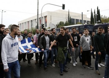 Ολοκληρώθηκε η πορεία του μπλοκ με την αιματοβαμμένη σημαία του Πολυτεχνείου