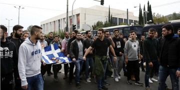 Ολοκληρώθηκε η πορεία του μπλοκ με την αιματοβαμμένη σημαία του Πολυτεχνείου