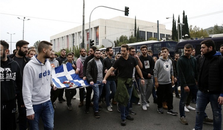 Ολοκληρώθηκε η πορεία του μπλοκ με την αιματοβαμμένη σημαία του Πολυτεχνείου