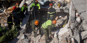Σεισμός Αλβανία: Περισσότεροι από 20 άνθρωποι κάτω από τα ερείπια – Σωστικά συνεργεία από 11 χώρες επιχειρούν στα συντρίμμια