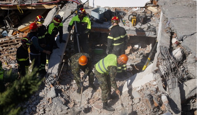 Σεισμός Αλβανία: Περισσότεροι από 20 άνθρωποι κάτω από τα ερείπια – Σωστικά συνεργεία από 11 χώρες επιχειρούν στα συντρίμμια