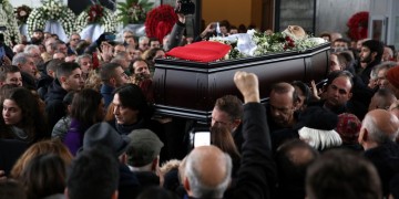 Ράγισαν καρδιές στο τελευταίο αντίο στον Θάνο Μικρούτσικο (βίντεο)