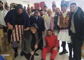 «Εισβολή» των Μωμόγερων Αλμωπίας στο νοσοκομείο Παπανικολάου (βίντεο)