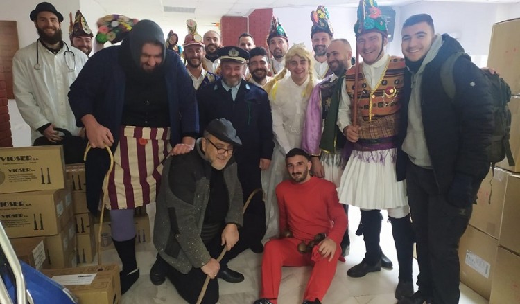 «Εισβολή» των Μωμόγερων Αλμωπίας στο νοσοκομείο Παπανικολάου (βίντεο)