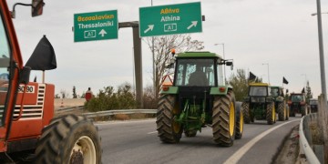 Οι αγρότες στη Λάρισα κλείνουν και πάλι τους δρόμους