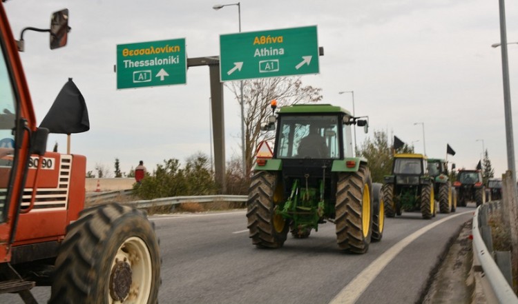 Οι αγρότες στη Λάρισα κλείνουν και πάλι τους δρόμους