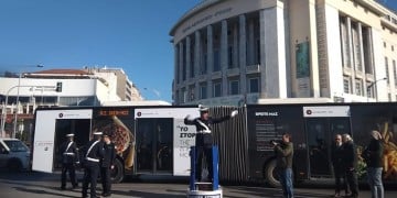 Θεσσαλονίκη: Εικόνες από το παρελθόν, με τον ρυθμιστή τροχονόμο στο κέντρο της πόλης