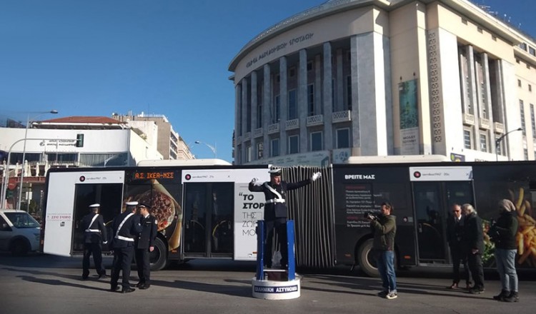 Θεσσαλονίκη: Εικόνες από το παρελθόν, με τον ρυθμιστή τροχονόμο στο κέντρο της πόλης